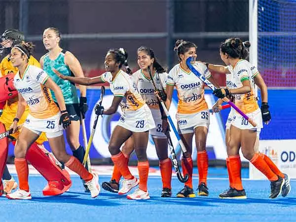 भारतीय महिला हॉकी टीम FIH Pro League 2024-25 में स्पेन का सामना करने के लिए तैयार भारतीय महिला हॉकी टीम FIH Pro League 2024-25 में स्पेन का सामना करने के लिए तैयार