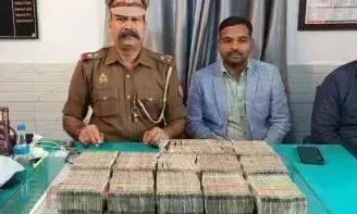 Ballia: GRP ने 45 लाख रुपये के साथ युवक को गिरफ्तार किया Ballia: GRP ने 45 लाख रुपये के साथ युवक को गिरफ्तार किया