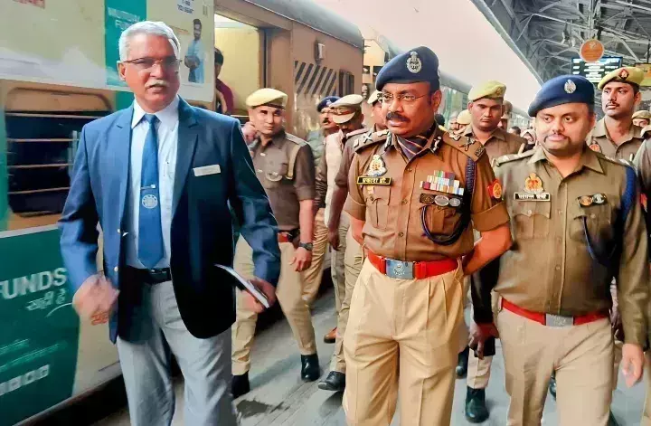 Lucknow: पुलिस महानिदेशक रेलवे ने चारबाग स्टेशन की सुरक्षा व्यवस्था का जायजा लिया Lucknow: पुलिस महानिदेशक रेलवे ने चारबाग स्टेशन की सुरक्षा व्यवस्था का जायजा लिया