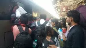 Varanasi: महाशिवरात्रि और होली पर ट्रेनों में भारी भीड़ उमड़ रही Varanasi: महाशिवरात्रि और होली पर ट्रेनों में भारी भीड़ उमड़ रही