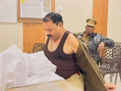 Lucknow: एटा पुलिस ने फर्जी आईपीएस अधिकारी को गिरफ्तार किया Lucknow: एटा पुलिस ने फर्जी आईपीएस अधिकारी को गिरफ्तार किया
