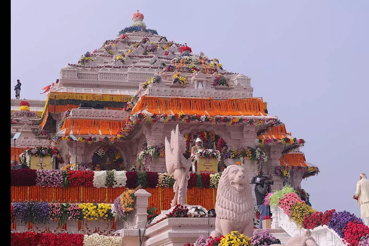 राम मंदिर के लिए अयोध्या में उमड़ी भारी भीड़, यातायात अव्यवस्था बढ़ी राम मंदिर के लिए अयोध्या में उमड़ी भारी भीड़, यातायात अव्यवस्था बढ़ी