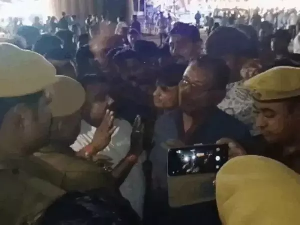 Jalore: साउंड और टेन्टवालों के बीच जमकर लात-घूंसे चले Jalore: साउंड और टेन्टवालों के बीच जमकर लात-घूंसे चले