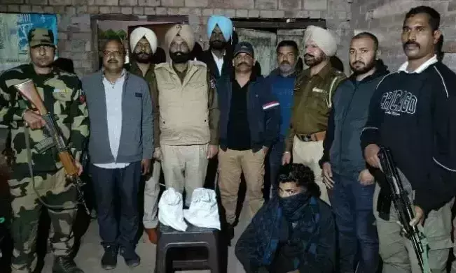 Chandigarh: बीएसएफ ने भारी मात्रा में हेरोइन के साथ दो ड्रग तस्करों को गिरफ्तार किया Chandigarh: बीएसएफ ने भारी मात्रा में हेरोइन के साथ दो ड्रग तस्करों को गिरफ्तार किया
