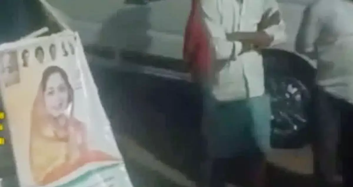 साड़ी और गमछा जब्त, प्रत्याशी ने गांवों में बांटने भेजा था साड़ी और गमछा जब्त, प्रत्याशी ने गांवों में बांटने भेजा था