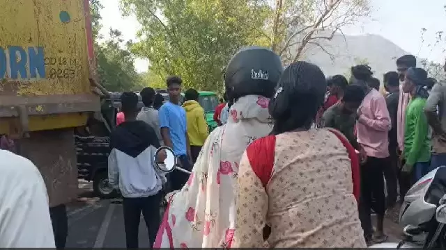 जयपुर में टिपर ट्रक ने ऑटो रिक्शा को कुचला, 3 की मौत, कई अन्य घायल जयपुर में टिपर ट्रक ने ऑटो रिक्शा को कुचला, 3 की मौत, कई अन्य घायल