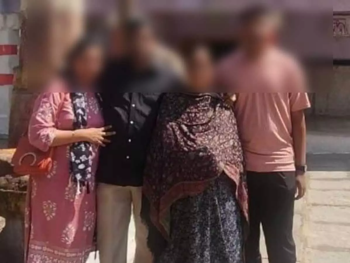 एक ही परिवार के चार लोग अपार्टमेंट में मृत मिले, पुलिस जांच में जुटी एक ही परिवार के चार लोग अपार्टमेंट में मृत मिले, पुलिस जांच में जुटी
