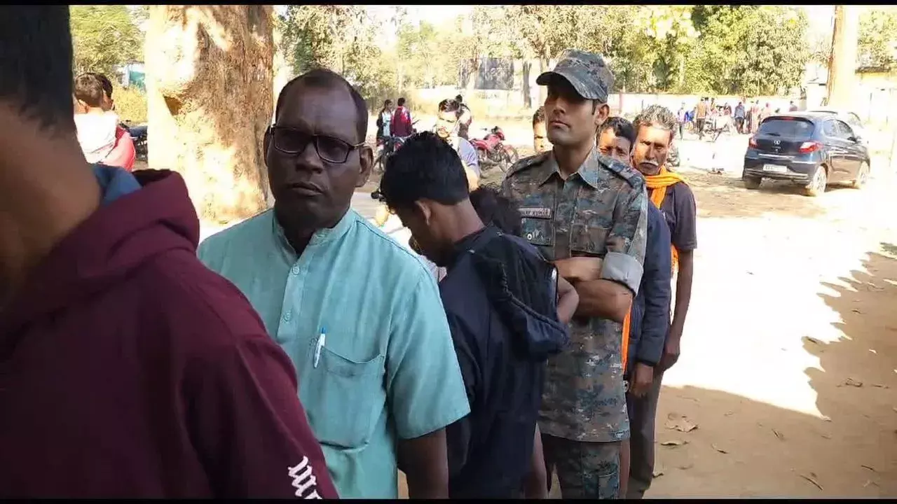 IPS अधिकारी ने लाइन में लगकर किया मतदान, ग्रामीणों ने की तारीफ IPS अधिकारी ने लाइन में लगकर किया मतदान, ग्रामीणों ने की तारीफ