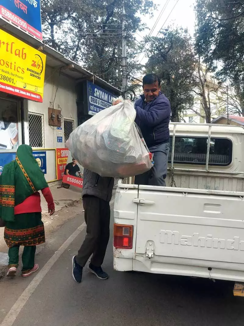 Shimla में अधिकारियों ने 18 अवैध स्ट्रीट वेंडरों को हटाया Shimla में अधिकारियों ने 18 अवैध स्ट्रीट वेंडरों को हटाया
