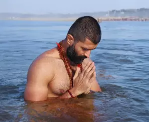 विजय देवरकोंडा ने अपने परिवार के साथ Maha Kumbh का दौरा किया विजय देवरकोंडा ने अपने परिवार के साथ Maha Kumbh का दौरा किया