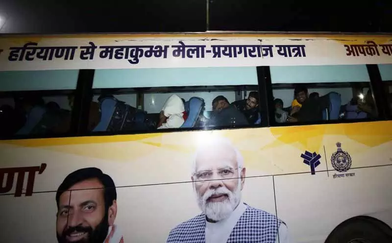विमान के Amritsar में उतरने के 7 घंटे बाद निर्वासितों को जाने की अनुमति दी गई विमान के Amritsar में उतरने के 7 घंटे बाद निर्वासितों को जाने की अनुमति दी गई
