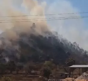कांकेर शहर से सटे पहाड़ी आग की चपेट में, वन विभाग ने बुलाई दमकल की गाड़ियां कांकेर शहर से सटे पहाड़ी आग की चपेट में, वन विभाग ने बुलाई दमकल की गाड़ियां