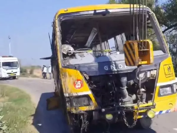 Kaithal में स्कूल बस के नहर में गिरने से कई बच्चे घायल Kaithal में स्कूल बस के नहर में गिरने से कई बच्चे घायल