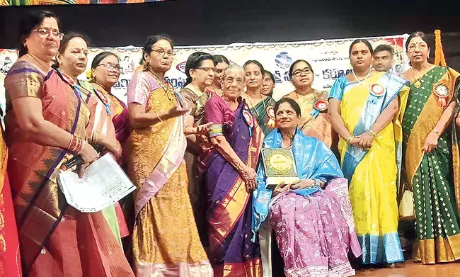 प्रतिनिधियों ने मांग की: एक जिले का नाम किसी महिला के नाम पर रखा जाए प्रतिनिधियों ने मांग की: एक जिले का नाम किसी महिला के नाम पर रखा जाए