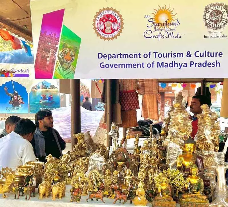Surajkund शिल्प मेले में कलाकृतियाँ आगंतुकों का ध्यान आकर्षित कर रही Surajkund शिल्प मेले में कलाकृतियाँ आगंतुकों का ध्यान आकर्षित कर रही
