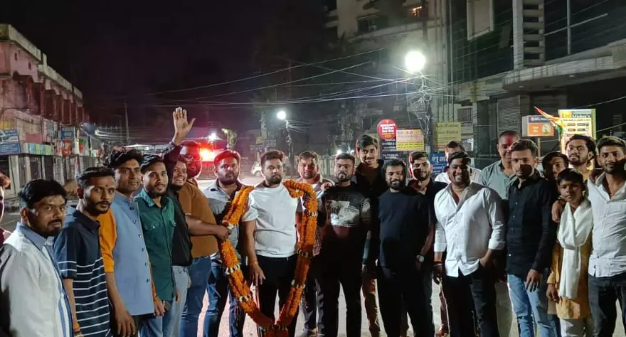 एसएसपी ने सड़क में बर्थडे मना रहे युवा नेताओं को किया अरेस्ट, रायपुर का वीडियो एसएसपी ने सड़क में बर्थडे मना रहे युवा नेताओं को किया अरेस्ट, रायपुर का वीडियो