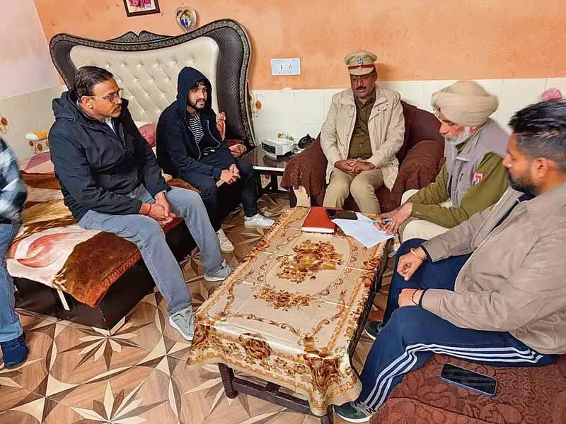 Jalandhar: तीन निर्वासित युवा हवाई अड्डे पर अपने परिवारों से मिले Jalandhar: तीन निर्वासित युवा हवाई अड्डे पर अपने परिवारों से मिले