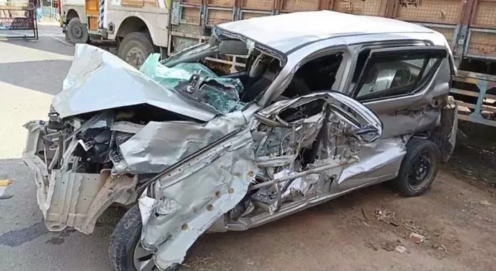Jammu: कार के ट्रक से टकराने से युवक की मौत Jammu: कार के ट्रक से टकराने से युवक की मौत