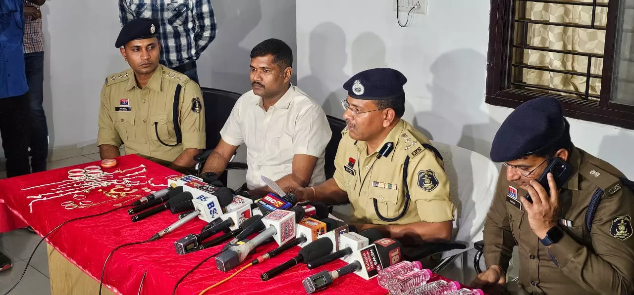 रायपुर शहर में सेक्स रैकेट संचालित करने वाले 17 दलाल गिरफ्तार रायपुर शहर में सेक्स रैकेट संचालित करने वाले 17 दलाल गिरफ्तार