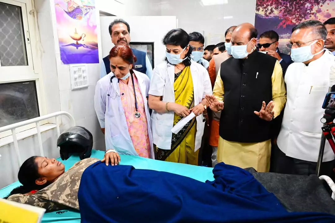 Kota के जे.के. लोन अस्पताल पहुंचे लोकसभा अध्यक्ष, गैस रिसाव से प्रभावित बच्चों का जाना हाल Kota के जे.के. लोन अस्पताल पहुंचे लोकसभा अध्यक्ष, गैस रिसाव से प्रभावित बच्चों का जाना हाल