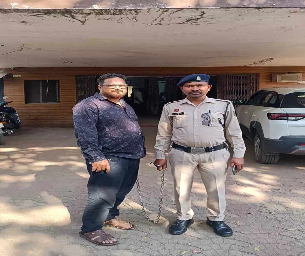 फर्जी दस्तावेज तैयार करने वाला कंप्यूटर सेंटर का संचालक आरिफ गिरफ्तार फर्जी दस्तावेज तैयार करने वाला कंप्यूटर सेंटर का संचालक आरिफ गिरफ्तार