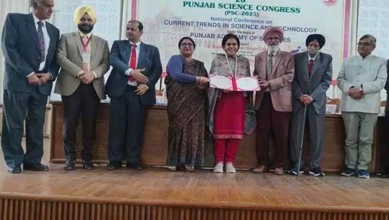 कृषि University के आनुवंशिकीविद् को फेलोशिप प्रदान की गई कृषि University के आनुवंशिकीविद् को फेलोशिप प्रदान की गई