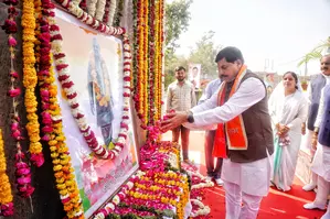 MP CM ने मुरैना में पूर्व प्रधानमंत्री वाजपेयी की प्रतिमा का अनावरण किया MP CM ने मुरैना में पूर्व प्रधानमंत्री वाजपेयी की प्रतिमा का अनावरण किया