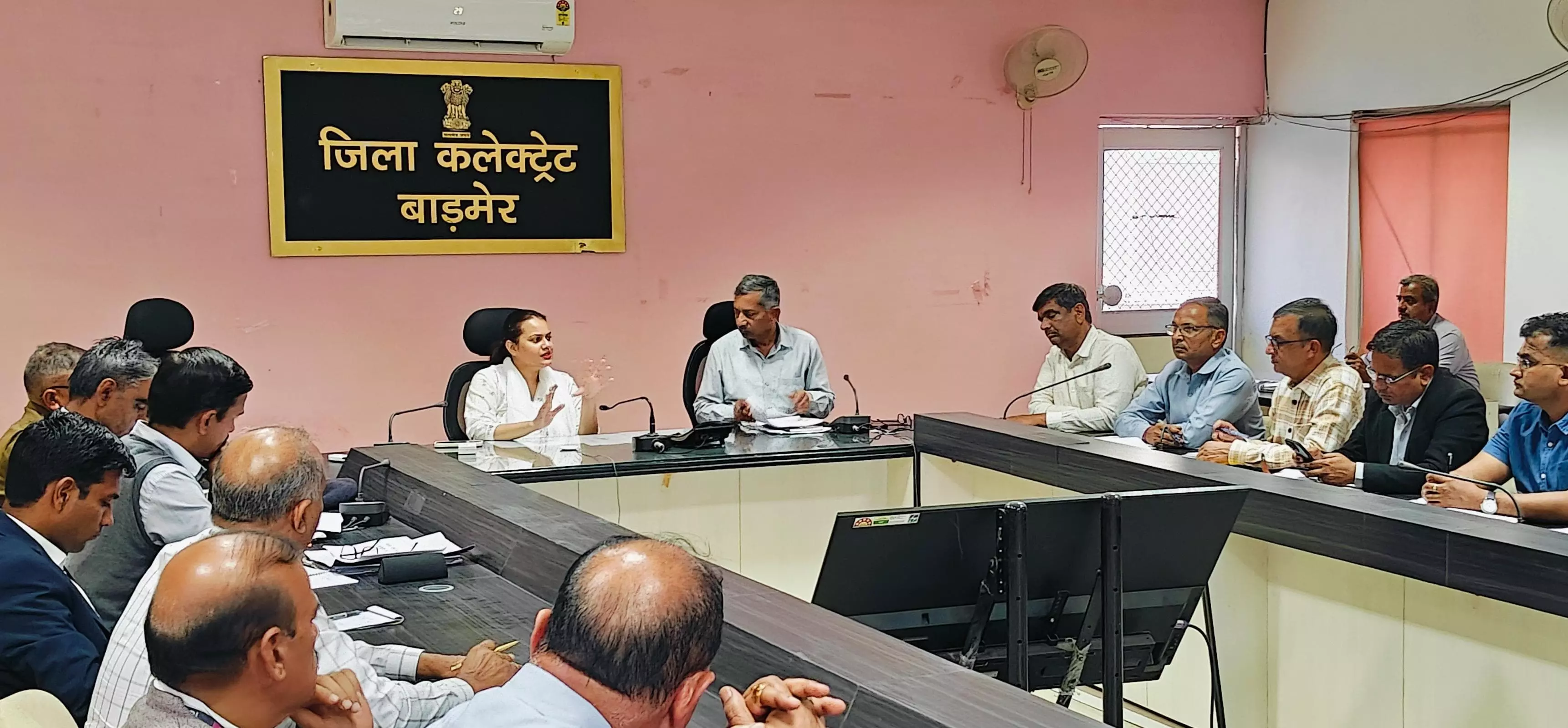 Barmer: जिला कलेक्टर ने बैठक में की विभिन्न विभागों के कार्यों की समीक्षा Barmer: जिला कलेक्टर ने बैठक में की विभिन्न विभागों के कार्यों की समीक्षा