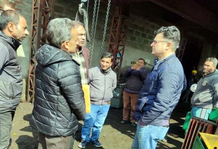 KPDCL के एमडी ने पुलवामा-शोपियां में बिजली स्थिति की समीक्षा की KPDCL के एमडी ने पुलवामा-शोपियां में बिजली स्थिति की समीक्षा की