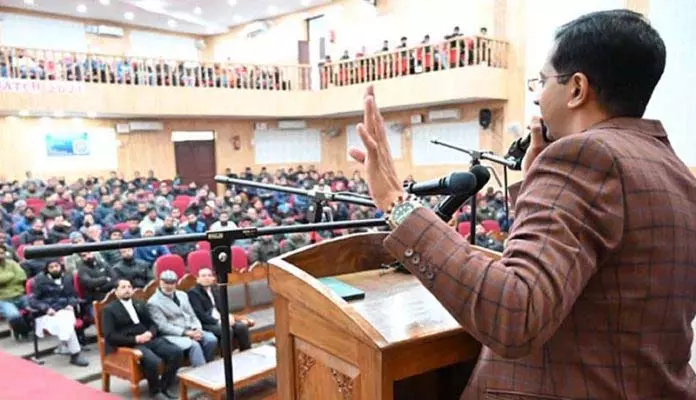 Shopian उपायुक्त ने नशीली दवाओं के दुरुपयोग से निपटने के लिए सहयोगात्मक प्रयास करने पर जोर दिया Shopian उपायुक्त ने नशीली दवाओं के दुरुपयोग से निपटने के लिए सहयोगात्मक प्रयास करने पर जोर दिया