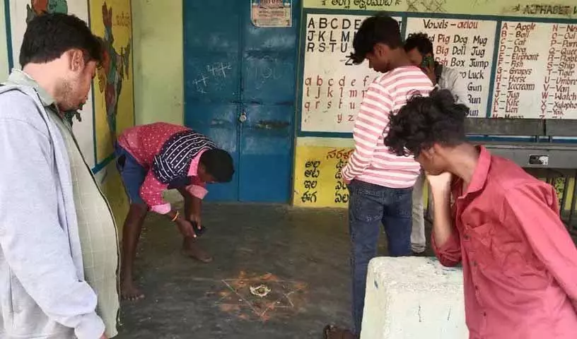 Kothagudem में सरकारी स्कूल में काले जादू की रस्मों से छात्र और अभिभावक डरे हुए Kothagudem में सरकारी स्कूल में काले जादू की रस्मों से छात्र और अभिभावक डरे हुए