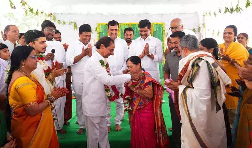 KCR ने एर्रावेली निवासियों, BRS नेताओं और समर्थकों के साथ मनाया जन्मदिन KCR ने एर्रावेली निवासियों, BRS नेताओं और समर्थकों के साथ मनाया जन्मदिन