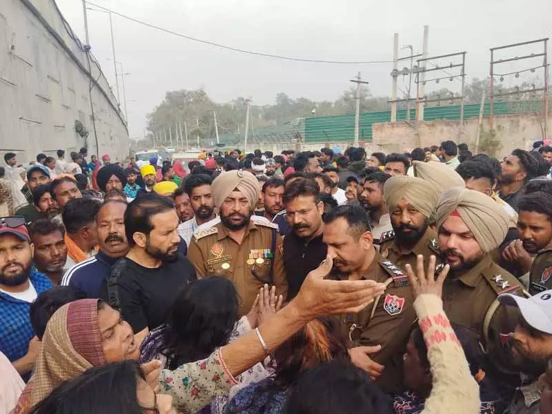 Amritsar: गोली लगने से घायल युवक की मौत Amritsar: गोली लगने से घायल युवक की मौत