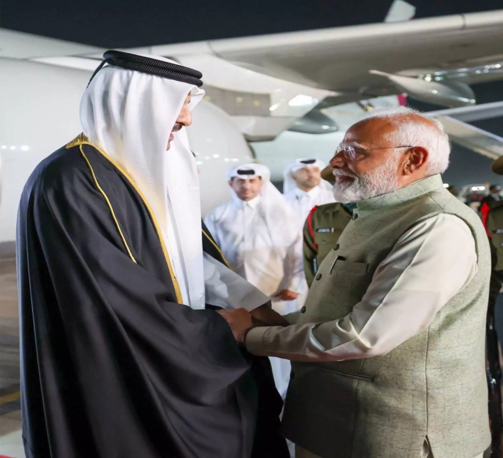 BIG BREAKING: प्रधानमंत्री नरेंद्र मोदी ने किया कतर के अमीर का स्वागत BIG BREAKING: प्रधानमंत्री नरेंद्र मोदी ने किया कतर के अमीर का स्वागत