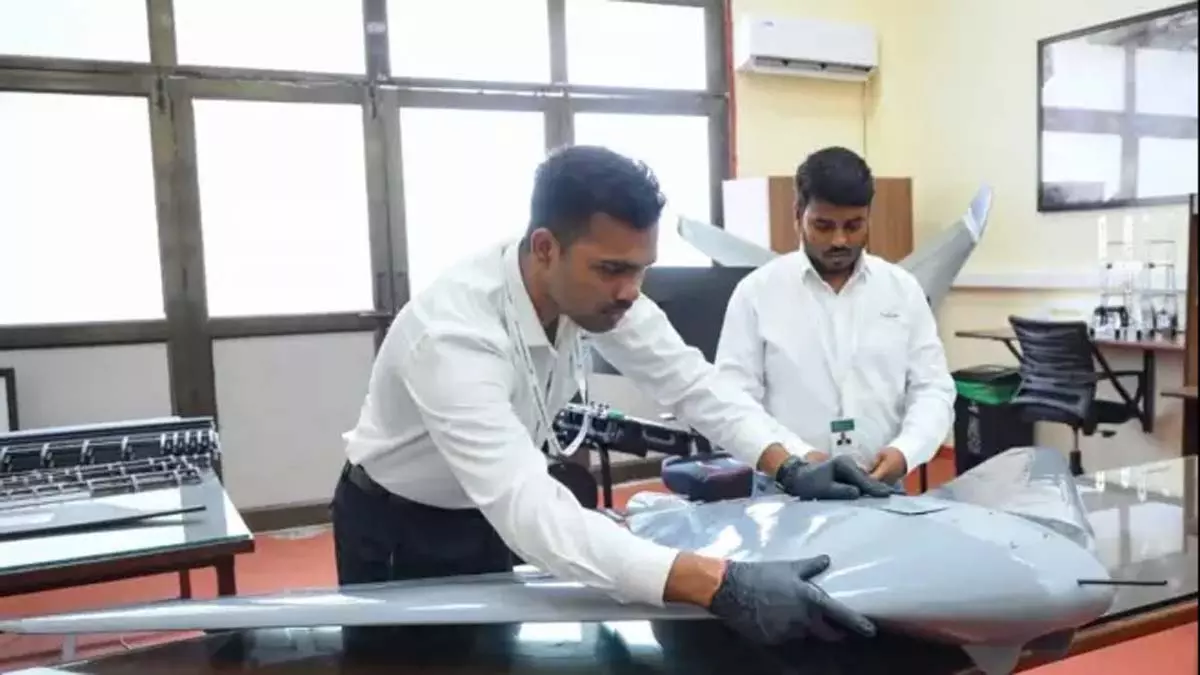 भारतीय सेना ने IIT जम्मू एक्सपो में कामिकेज़ ड्रोन का अनावरण किया भारतीय सेना ने IIT जम्मू एक्सपो में कामिकेज़ ड्रोन का अनावरण किया