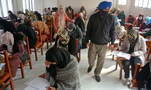 अधिकारियों ने श्रीनगर स्कूल के 22 छात्रों को रोल नंबर स्लिप जारी कर परीक्षा केंद्र आवंटित किया अधिकारियों ने श्रीनगर स्कूल के 22 छात्रों को रोल नंबर स्लिप जारी कर परीक्षा केंद्र आवंटित किया