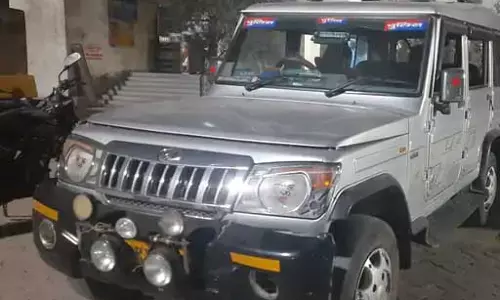 पुलिस टीम पर हमले से हड़कंप: थानेदार समेत 11 पुलिसकर्मी घायल, महिलाओं ने पुलिस वाहन को भी कर दिया क्षतिग्रस्त पुलिस टीम पर हमले से हड़कंप: थानेदार समेत 11 पुलिसकर्मी घायल, महिलाओं ने पुलिस वाहन को भी कर दिया क्षतिग्रस्त