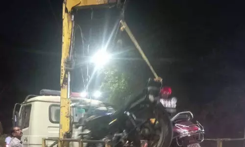 मॉल के सामने नो पार्किग में खड़ी वाहनो को पुलिस ने किया लॉक, जुर्माने की भी कार्रवाई मॉल के सामने नो पार्किग में खड़ी वाहनो को पुलिस ने किया लॉक, जुर्माने की भी कार्रवाई