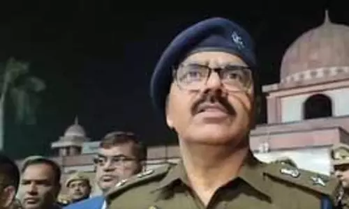 उत्तर प्रदेश : बलिया रेलवे स्टेशन पर जिला प्रशासन और रेलवे के अधिकारियों ने की पैदल गश्त