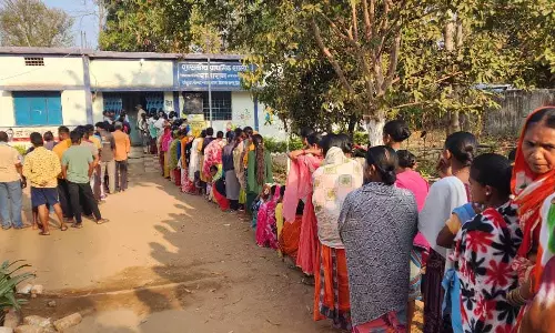 पंचायत चुनाव 2025, सुकमा में भागीदारी सुनिश्चित करते मतदाता, बारी-बारी से डाल रहे वोट