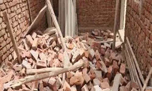 Chhindwara : निर्माणाधीन मकान की दीवार गिरने से चार मजदूर घायल, अफरा-तफरी