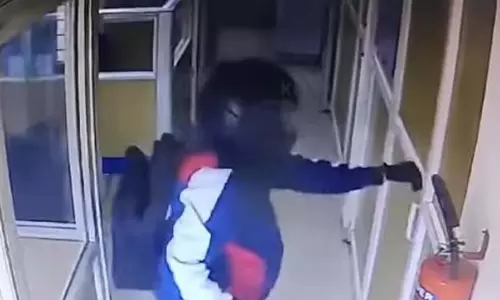 Kerala: केरल में चाकू की नोंक पर बैंक लूटने वाला व्यक्ति गिरफ्तार Kerala: केरल में चाकू की नोंक पर बैंक लूटने वाला व्यक्ति गिरफ्तार