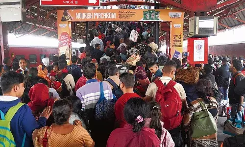 भगदड़ के एक दिन बाद दिल्ली रेलवे स्टेशन पर अफरा-तफरी का माहौल भगदड़ के एक दिन बाद दिल्ली रेलवे स्टेशन पर अफरा-तफरी का माहौल