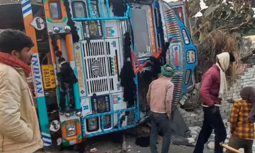Bettiah: चनमरी के पास सिमेंट से भरा ट्रक मकान पर गिरा Bettiah: चनमरी के पास सिमेंट से भरा ट्रक मकान पर गिरा