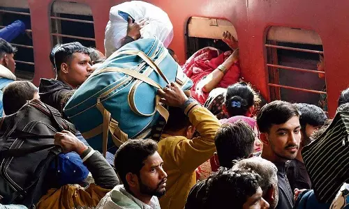 दिल्ली में भगदड़ के पीछे विशेष ट्रेन की घोषणा दिल्ली में भगदड़ के पीछे विशेष ट्रेन की घोषणा