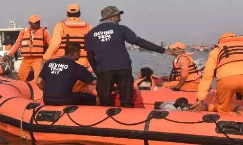Prayagraj: एनडीआरएफ की टीम ने संगम में एक नाव के पलटने से पांच लोगों को डूबने से बचाया