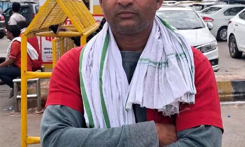 Delhi: स्टेशन पर अव्यवस्था के बीच कुली बने रक्षक