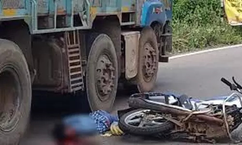 ट्रक की चपेट में आने से बाइक सवार की मौत, पीछे बैठा व्यक्ति घायल