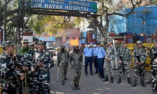 रेलवे स्टेशन भगदड़: व्यथित परिवार लापता प्रियजनों की तलाश कर रहे रेलवे स्टेशन भगदड़: व्यथित परिवार लापता प्रियजनों की तलाश कर रहे