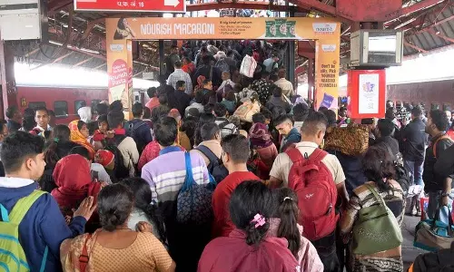 भगदड़ के एक दिन बाद भी दिल्ली रेलवे स्टेशन पर अफरातफरी का माहौल भगदड़ के एक दिन बाद भी दिल्ली रेलवे स्टेशन पर अफरातफरी का माहौल